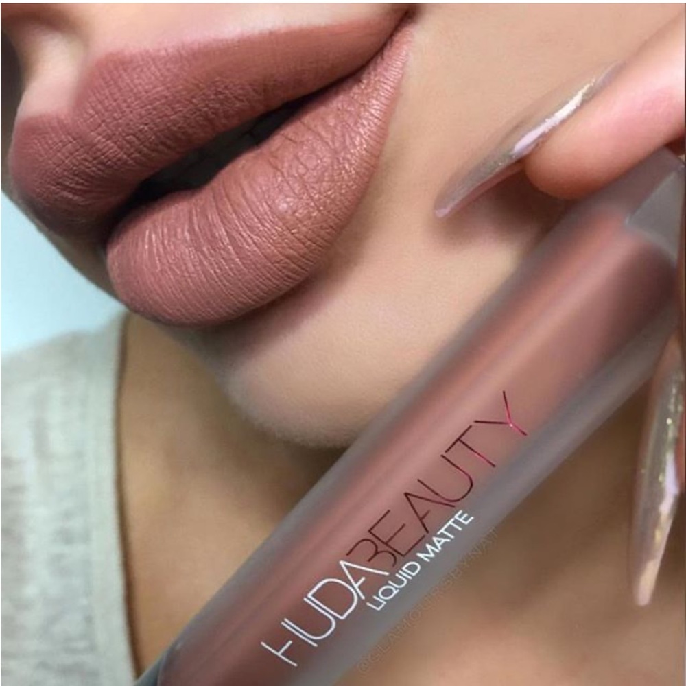 HUDA BEAUTY Liquid Matte Lipstick. - shade “Girlfriend”